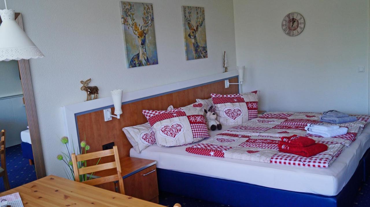 Wohn- und Schlafbereich der Ferienwohnung Bergblick 471 mit Doppelbett und Esstisch