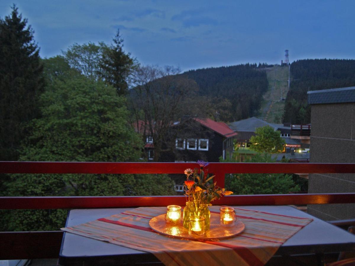 Balkon mit Bergblick auf den Bocksberg – Ferienwohnung Bergblick 471 Hahnenklee